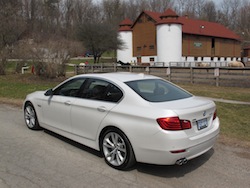 2014 寶馬 BMW 535d xDrive Metallic White rear side view